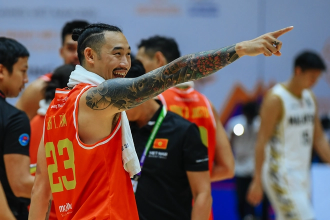 Hot boy bóng rổ Tâm Đinh: Cao 1m92, trên sân thi đấu quyết liệt - ngoài đời hạ gục fan vì lãng tử - Ảnh 2. Hot boy bóng rổ Tâm Đinh: Cao 1m92, trên sân thi đấu quyết liệt - ngoài đời hạ gục fan vì lãng tử - Ảnh 2.
