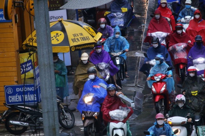 Đường phố Hà Nội ùn tắc nghiêm trọng trong ngày mưa lớn, người dân vất vả di chuyển đi học, đi làm - Ảnh 3.