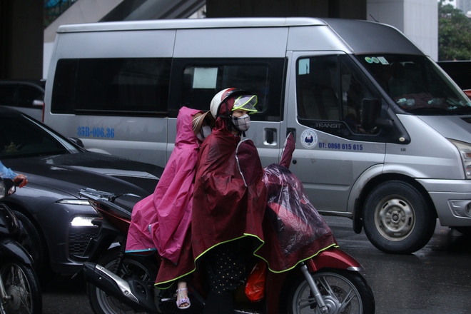 Đường phố Hà Nội ùn tắc nghiêm trọng trong ngày mưa lớn, người dân vất vả di chuyển đi học, đi làm - Ảnh 4.