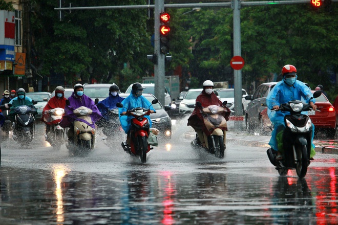 Đường phố Hà Nội ùn tắc nghiêm trọng trong ngày mưa lớn, người dân vất vả di chuyển đi học, đi làm - Ảnh 5.