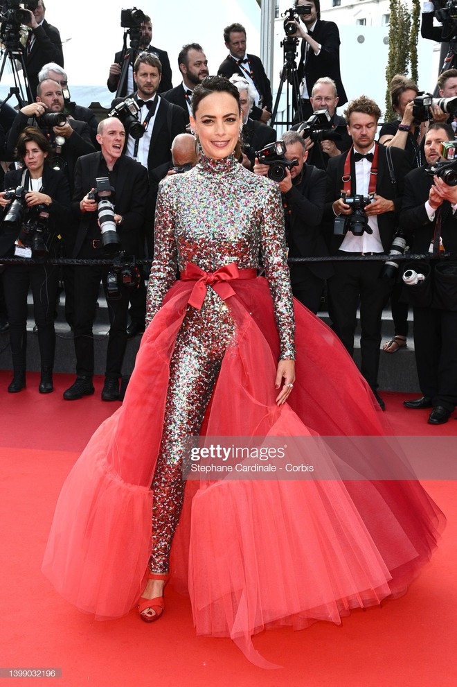 Thảm đỏ Cannes: Bella Hadid đẹp kinh điển so kè thiên thần Cara, minh tinh đắt giá nhất Bollywood dẫn đầu dàn mỹ nhân mặc độc lạ - Ảnh 17.