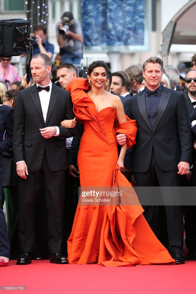 Thảm đỏ Cannes: Bella Hadid đẹp kinh điển so kè thiên thần Cara, minh tinh đắt giá nhất Bollywood dẫn đầu dàn mỹ nhân mặc độc lạ - Ảnh 8.