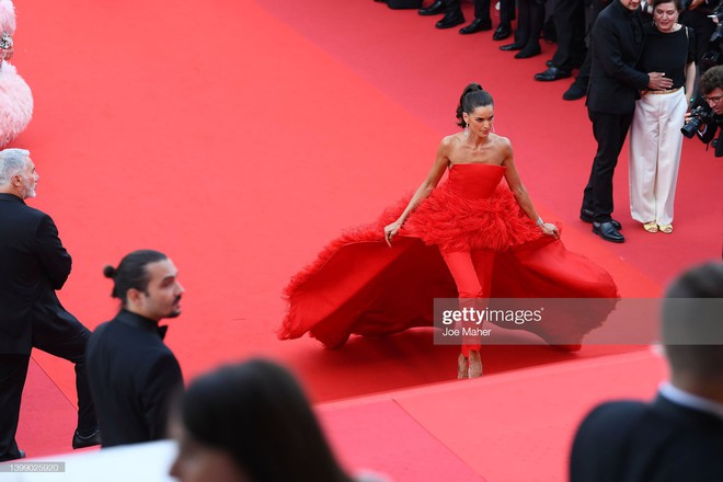 Thảm đỏ Cannes: Bella Hadid đẹp kinh điển so kè thiên thần Cara, minh tinh đắt giá nhất Bollywood dẫn đầu dàn mỹ nhân mặc độc lạ - Ảnh 16.