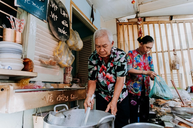 Quán cháo trắng hơn 10 năm chỉ bán giá 1.000 đồng của đôi vợ chồng già ở Sài Gòn: Bán rẻ cho người ta ăn no là được rồi - Ảnh 2.