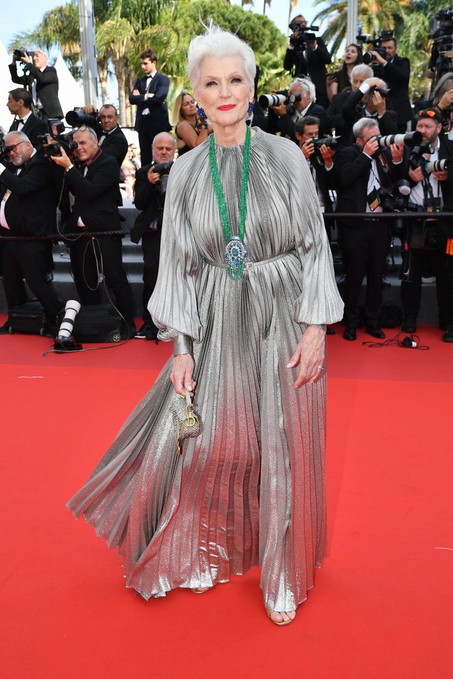 Thảm đỏ Cannes: Bella Hadid đẹp kinh điển so kè thiên thần Cara, minh tinh đắt giá nhất Bollywood dẫn đầu dàn mỹ nhân mặc độc lạ - Ảnh 22.
