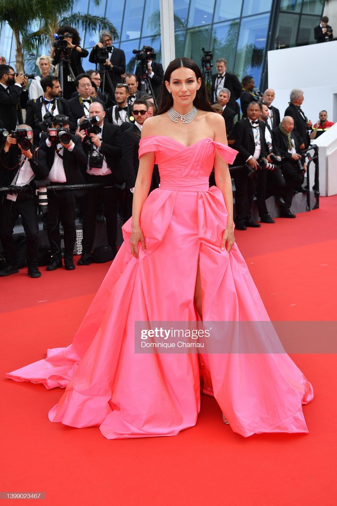 Thảm đỏ Cannes: Bella Hadid đẹp kinh điển so kè thiên thần Cara, minh tinh đắt giá nhất Bollywood dẫn đầu dàn mỹ nhân mặc độc lạ - Ảnh 23.