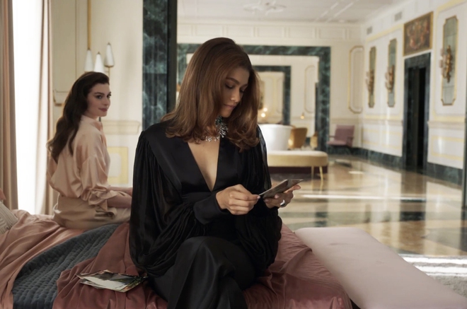 Zendaya diện đồ của NTK Công Trí, đọ sắc cùng Anne Hathaway - Lisa trong video quảng cáo trang sức - Ảnh 6.