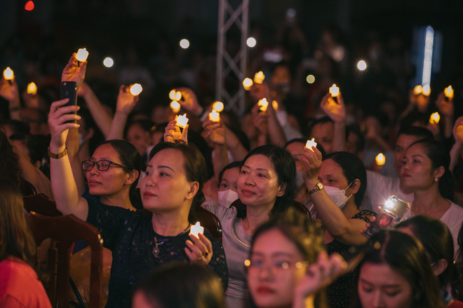 Đêm tri ân của học sinh Việt Đức (Hà Nội): Có nước mắt, nụ cười và cả niềm tự hào vì nay mình đã lớn khôn - Ảnh 9.