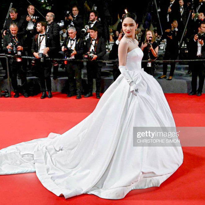 Hương Giang tại thảm đỏ LHP Cannes 2022: Diện váy lộng lẫy như công chúa, lên tiếng trước thông tin bị truyền thông ngó lơ - Ảnh 2.