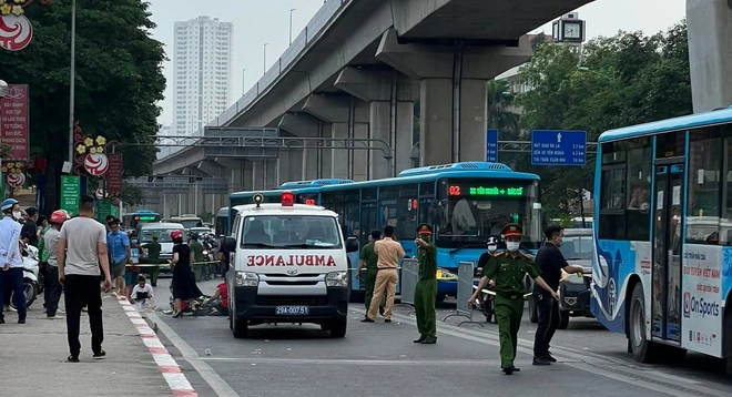 Hà Nội: Xe máy điện chở 3 trẻ nhỏ va chạm với ô tô, 1 bé tử vong thương tâm - Ảnh 1.