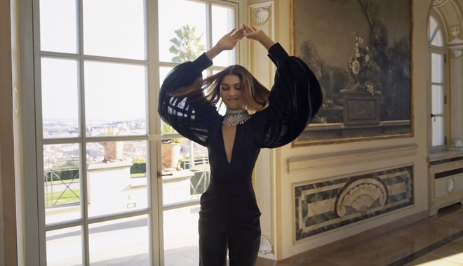 Zendaya diện đồ của NTK Công Trí, đọ sắc cùng Anne Hathaway - Lisa trong video quảng cáo trang sức - Ảnh 3.