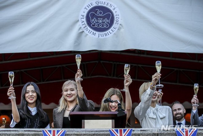 BLACKPINK dự tiệc sinh nhật Nữ hoàng Anh: Jennie lộ diện khác lạ sau tin hẹn hò V, Rosé và Lisa gây sốt vì thay đổi 180 độ - Ảnh 4.