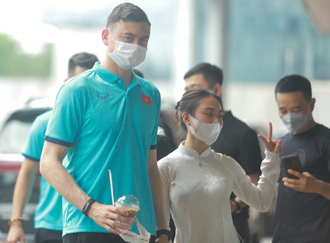 Văn Lâm và Tiến Linh bị fan vây kín, phải nhờ bảo vệ trợ giúp để lên xe ra sân bay - Ảnh 2.