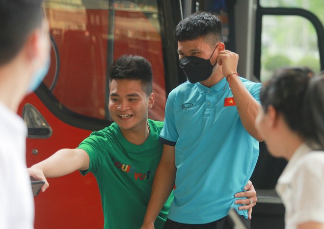 Văn Lâm và Tiến Linh bị fan vây kín, phải nhờ bảo vệ trợ giúp để lên xe ra sân bay - Ảnh 5.