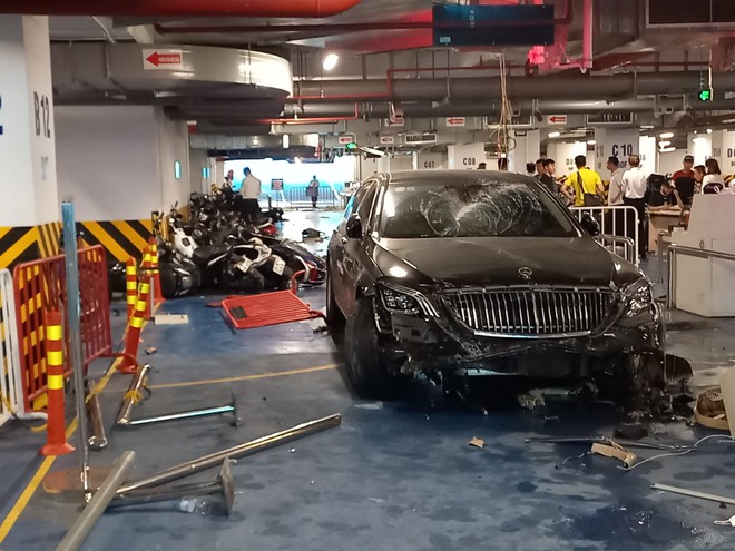 Người lái Mercedes Maybach tông loạt xe máy trong hầm là bảo vệ chung cư, đã bị cho thôi việc - Ảnh 1.