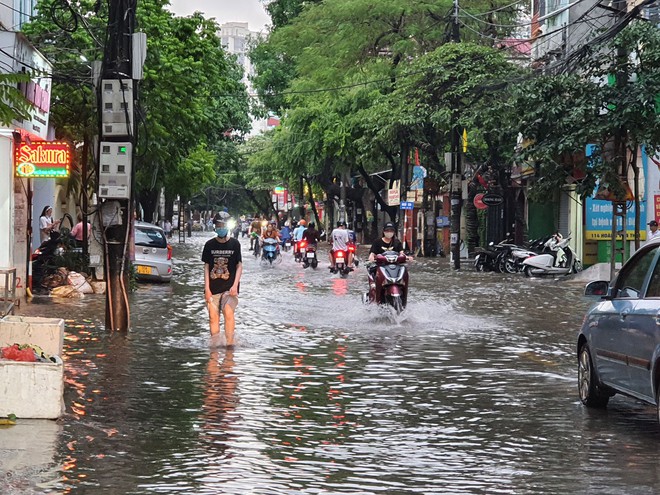 Ảnh, clip: Mưa lớn khiến nước ngập vào nhà dân, nhiều đồ đạc trong nhà hư hỏng nặng - Ảnh 2.