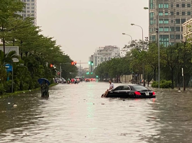 Mưa lớn, đường phố Hà Nội biến thành sông, ngập lút bánh xe - Ảnh 9.