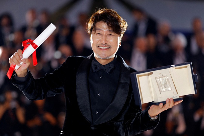 Nam diễn viên Hàn đầu tiên thắng giải Cannes: Quốc bảo điện ảnh oanh tạc phòng vé, thời trẻ từng bị ghẻ lạnh vì kém sắc - Ảnh 1.