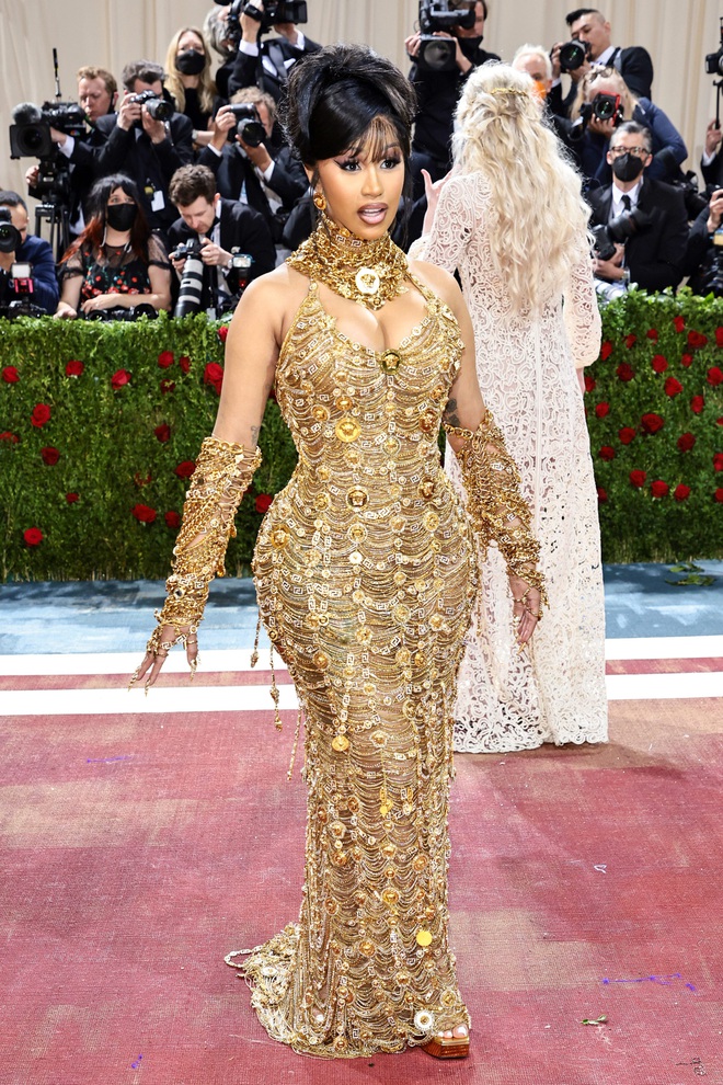 Thảm đỏ Met Gala 2022: Kim Kardashian mượn váy 5 triệu đô của Marilyn Monroe, Kendall khoe lông mày tàng hình, Kylie gây thất vọng - Ảnh 11.