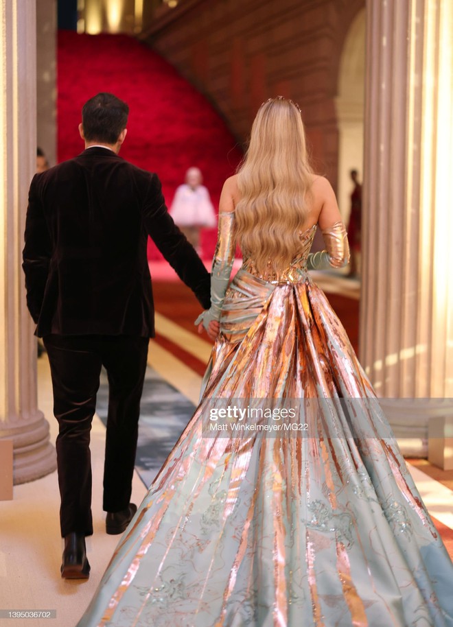 Blake Lively thay váy ngay trên thảm đỏ, thành tâm điểm Met Gala 2022 nhờ màn biến hóa xuất sắc - Ảnh 6.