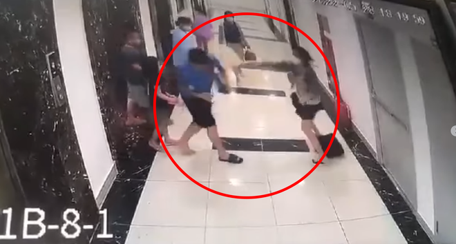Hà Nội: Người đàn ông vô cớ đẩy phụ nữ khỏi thang máy rồi xô xát ngoài sảnh chung cư - Ảnh 2.