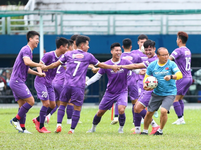 HLV Park Hang-seo nghiêm khắc, đưa ra hình phạt với học trò trong buổi tập - Ảnh 2.