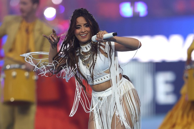 Camila Cabello bức xúc vì hát không ai nghe, fan bóng đá tố ngược nữ ca sĩ cản trở trận bóng - Ảnh 2.