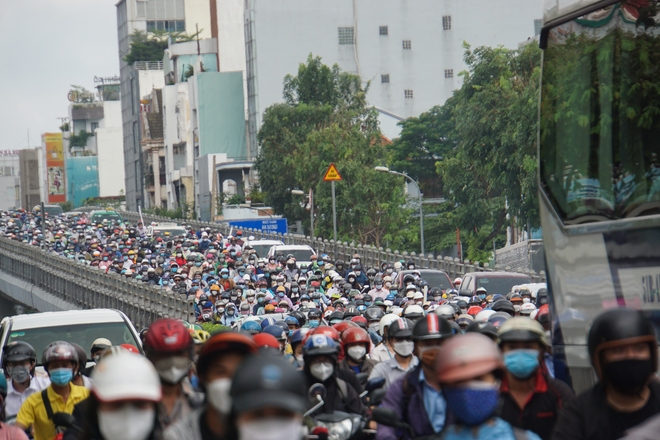 Người dân trễ làm, sinh viên trễ học vì nhiều tuyến đường ở TP.HCM kẹt xe sau Lễ 30/4 - 1/5 - Ảnh 1.