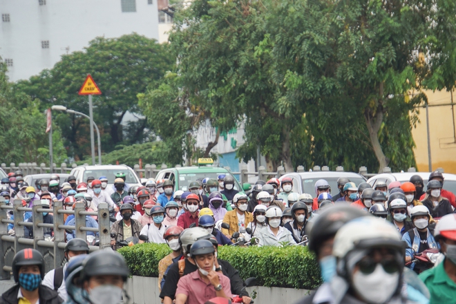 Người dân trễ làm, sinh viên trễ học vì nhiều tuyến đường ở TP.HCM kẹt xe sau Lễ 30/4 - 1/5 - Ảnh 2.