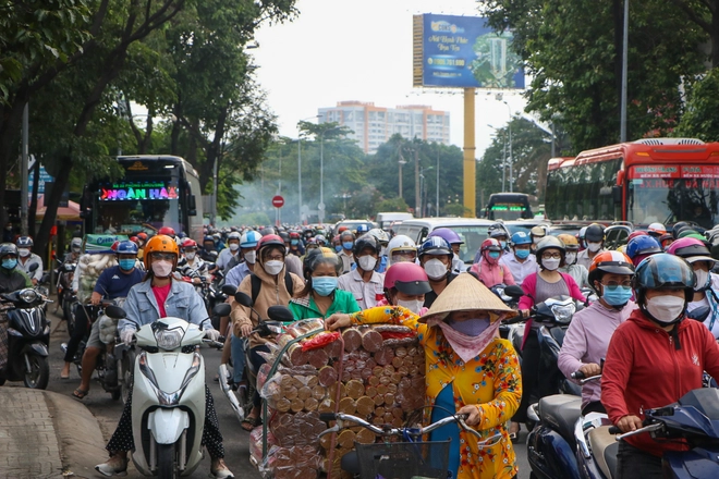 Người dân trễ làm, sinh viên trễ học vì nhiều tuyến đường ở TP.HCM kẹt xe sau Lễ 30/4 - 1/5 - Ảnh 13.