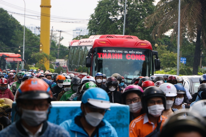 Người dân trễ làm, sinh viên trễ học vì nhiều tuyến đường ở TP.HCM kẹt xe sau Lễ 30/4 - 1/5 - Ảnh 14.