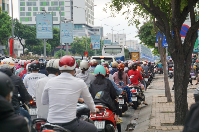 Người dân trễ làm, sinh viên trễ học vì nhiều tuyến đường ở TP.HCM kẹt xe sau Lễ 30/4 - 1/5 - Ảnh 3.