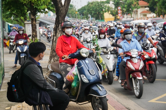 Người dân trễ làm, sinh viên trễ học vì nhiều tuyến đường ở TP.HCM kẹt xe sau Lễ 30/4 - 1/5 - Ảnh 4.