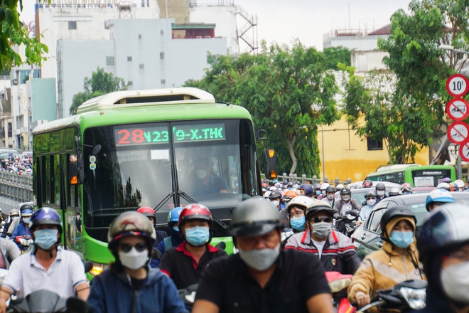 Người dân trễ làm, sinh viên trễ học vì nhiều tuyến đường ở TP.HCM kẹt xe sau Lễ 30/4 - 1/5 - Ảnh 5.