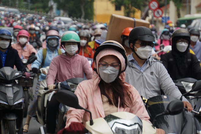 Người dân trễ làm, sinh viên trễ học vì nhiều tuyến đường ở TP.HCM kẹt xe sau Lễ 30/4 - 1/5 - Ảnh 6.