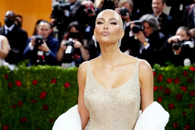 Sự thật về chiếc váy Met Gala của Kim Kardashian: Đánh tráo hàng thật với đồ giả, suýt làm rách bảo vật giá 107 tỷ đồng! - Ảnh 3.