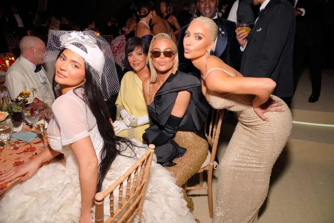 Sự thật về chiếc váy Met Gala của Kim Kardashian: Đánh tráo hàng thật với đồ giả, suýt làm rách bảo vật giá 107 tỷ đồng! - Ảnh 4.