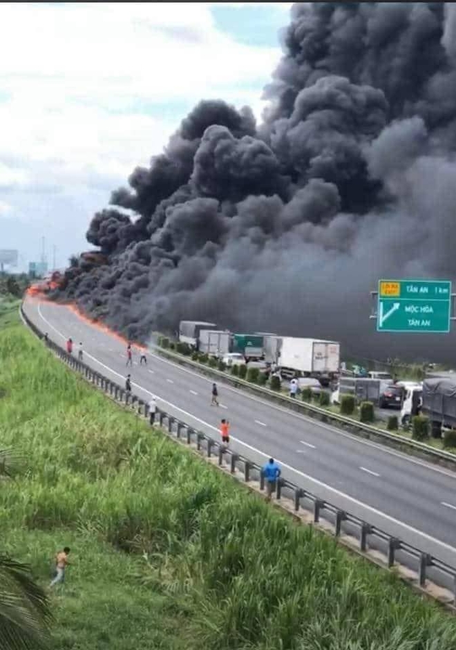 Nguyên nhân xe chở dầu nhớt cháy ngùn ngụt trên cao tốc TP.HCM - Trung Lương - Ảnh 1.
