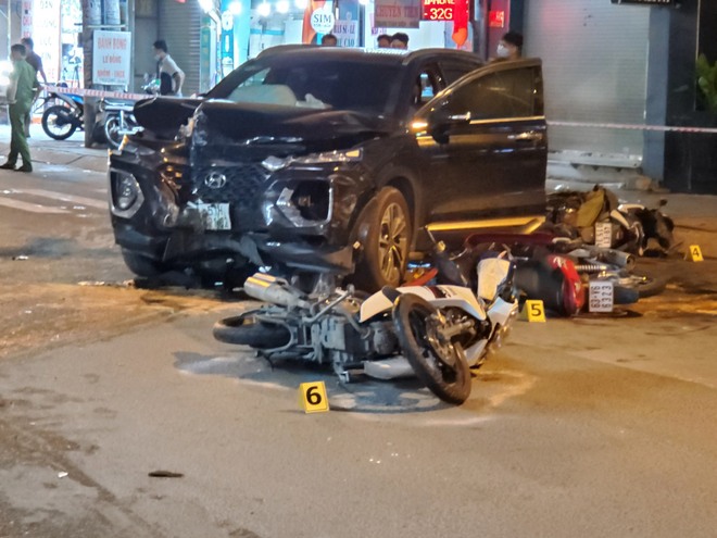TP.HCM: Công an đang lấy lời khai tài xế lái ô tô tông 10 xe máy, 4 người bị thương ngay chợ Thủ Đức - Ảnh 1.