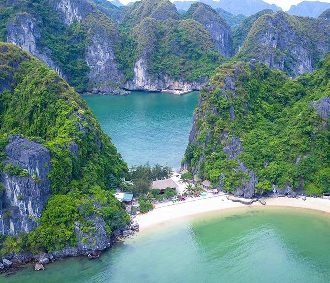 Việt Nam có vịnh đảo nằm trong top đẹp nhất thế giới mà chi phí du lịch trọn đảo thì lại có giá cực “sinh viên” - Ảnh 1.