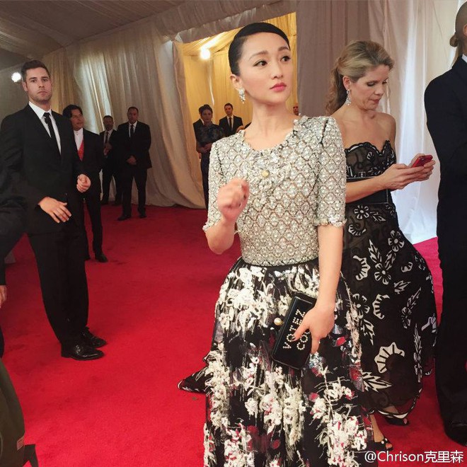 Châu Tấn trên thảm đỏ Met Gala 2015 từng nói 1 câu khiến netizen đến giờ nghe lại vẫn phải bật cười - Ảnh 3.