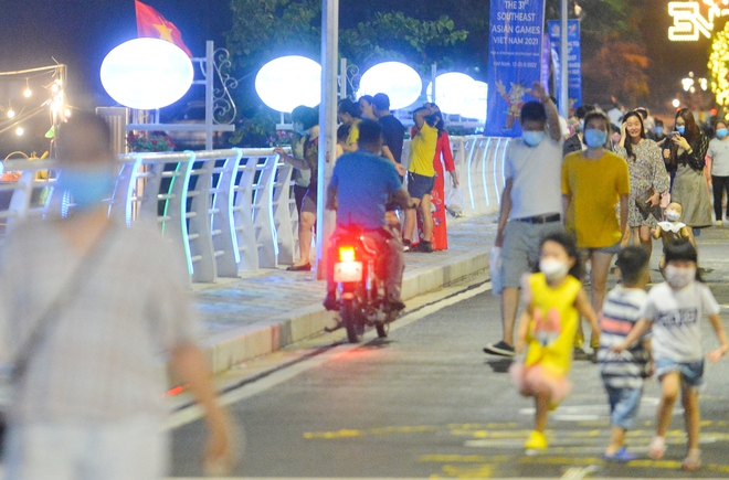 Hà Nội: Phố đi bộ Trịnh Công Sơn tái hoạt động, hàng nghìn người dân đổ về vui chơi, chụp ảnh - Ảnh 9.