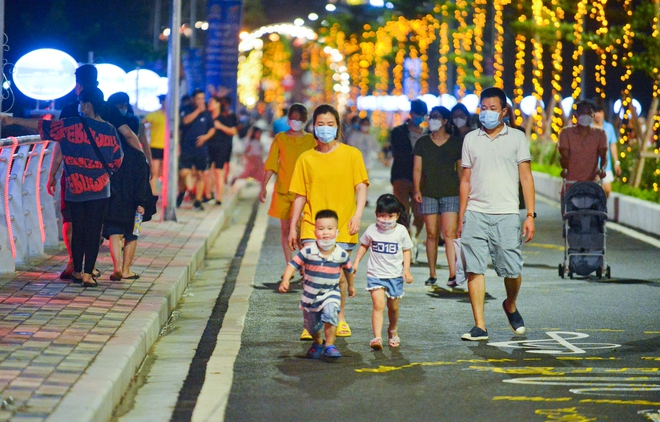 Hà Nội: Phố đi bộ Trịnh Công Sơn tái hoạt động, hàng nghìn người dân đổ về vui chơi, chụp ảnh - Ảnh 2.