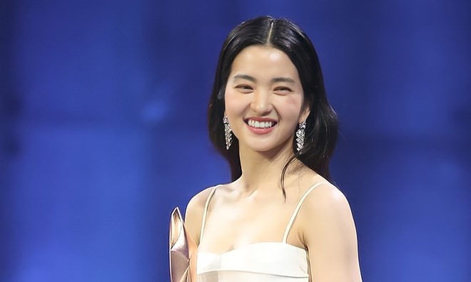 Thị hậu của Baeksang Arts Awards 2022: Từng bán sữa, phục vụ nhà hàng, làm diễn viên dự bị nhưng chẳng được chọn - Ảnh 1.