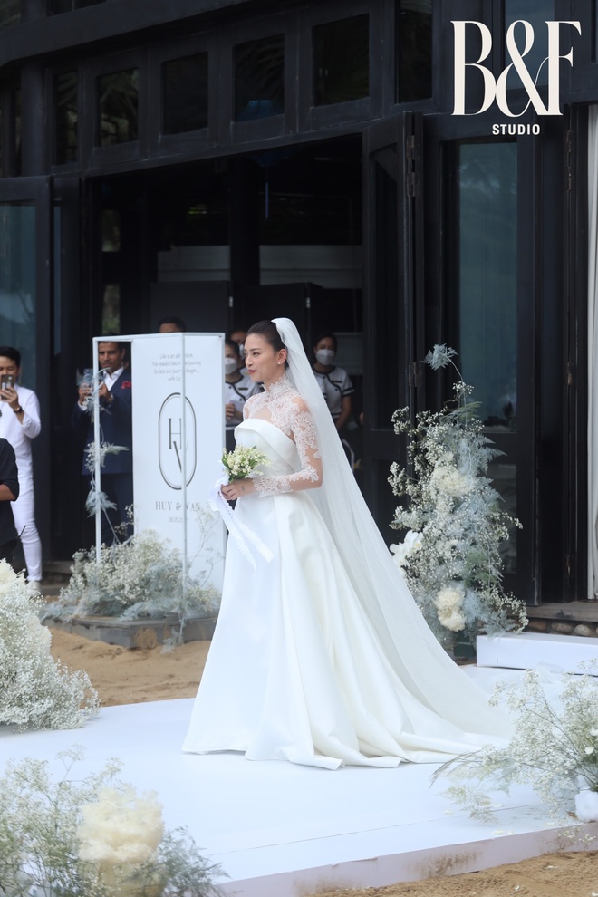 Váy cưới Ngô Thanh Vân hôm nay: Đang kín đáo e ấp bỗng bất thình lình đổi style gợi cảm - Ảnh 4.