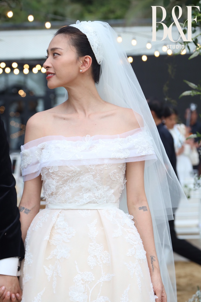 Váy cưới Ngô Thanh Vân hôm nay: Đang kín đáo e ấp bỗng bất thình lình đổi style gợi cảm - Ảnh 6.