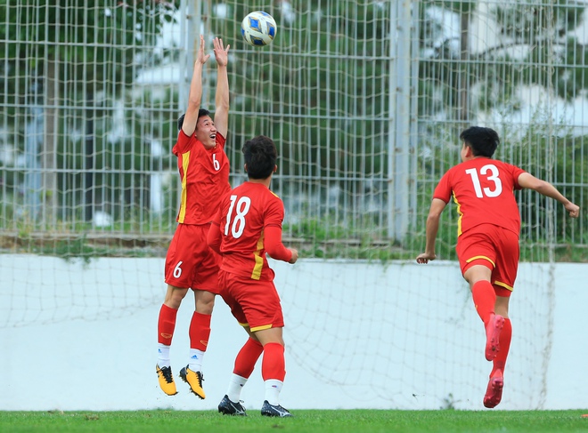 Cầu thủ U23 Việt Nam thay phiên nhau làm thủ môn tạo nên nhiều pha bóng hài hước - Ảnh 5.