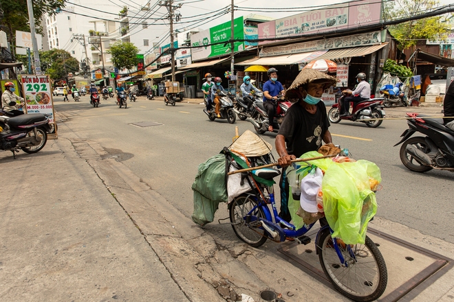 Chùm ảnh: Người dân Sài Gòn vật vã dưới nắng nóng gay gắt - Ảnh 6.