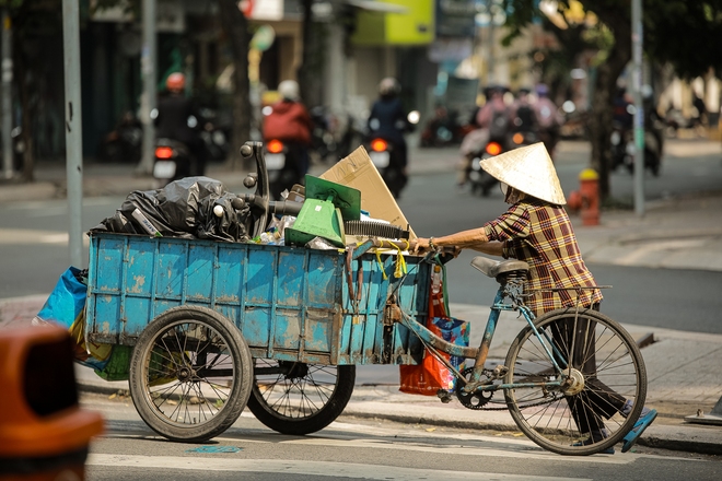 Chùm ảnh: Người dân Sài Gòn vật vã dưới nắng nóng gay gắt - Ảnh 7.
