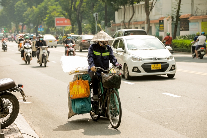 Chùm ảnh: Người dân Sài Gòn vật vã dưới nắng nóng gay gắt - Ảnh 8.